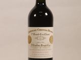 une bouteille de vin posée sur une table