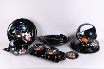 beaucoup d'assiettes et de bols noirs sur la table
