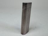 un objet métallique posé sur une surface blanche