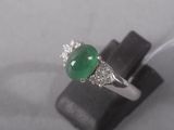 une image représentant une bague sertie d'un jade vert et de diamants