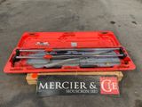 une boîte rouge contenant quelques outils