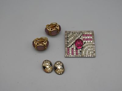 trois bijoux, à savoir une broche, des boucles d'oreilles et une épingle