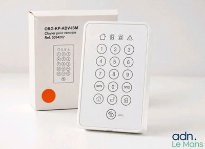 une télécommande posée à côté d'un boîtier
