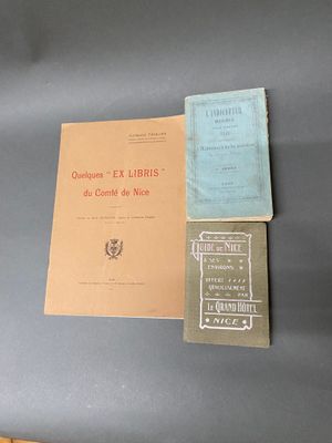 trois livres sont posés sur une table à côté d'une paire de ciseaux