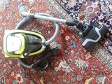 a vacuum that is sitting on a rug on the floor