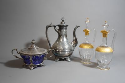 trois vases en verre argenté et bleu et une théière en argent