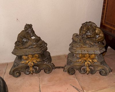 deux statues de lions posées sur une table