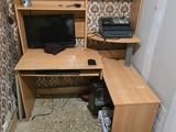 un bureau d'ordinateur sur lequel se trouve une imprimante
