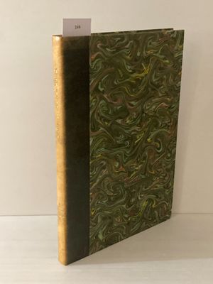 un livre posé sur une table blanche