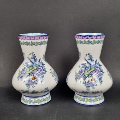 deux vases posés sur une table