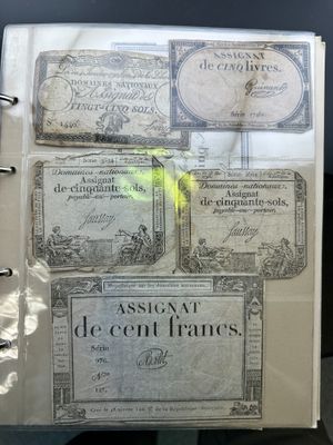 une photo d'un livre sur lequel est posé beaucoup d'argent
