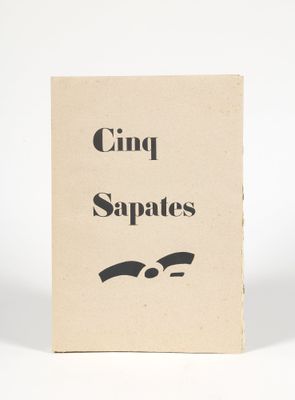 un gros plan d'un livre posé sur une surface blanche, avec le titre de l'ouvrage