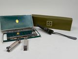 une boîte verte contenant un ordinateur portable et une paire de ciseaux