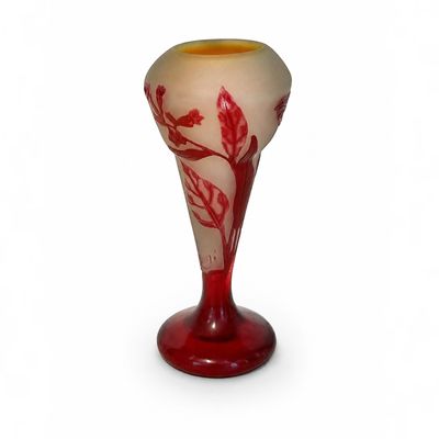 un vase en verre avec un motif rouge et blanc