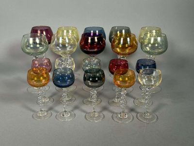 de nombreux verres à vin de différentes couleurs posés sur une table