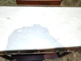 une petite table avec un plateau blanc posée sur l'herbe