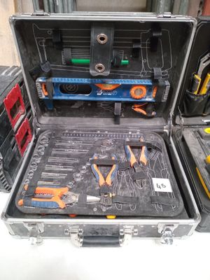 une caisse à outils avec des outils posés sur une table