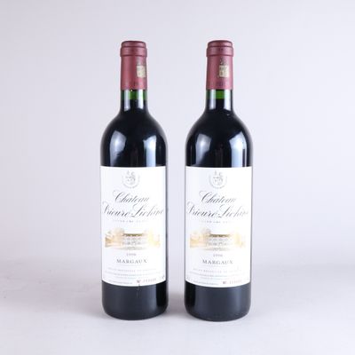 deux bouteilles de vin rouge posées l'une à côté de l'autre sur une table