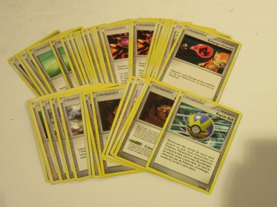 un lot de cartes posées sur une table