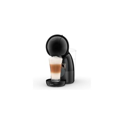 un gros plan sur une cafetière avec un verre de café