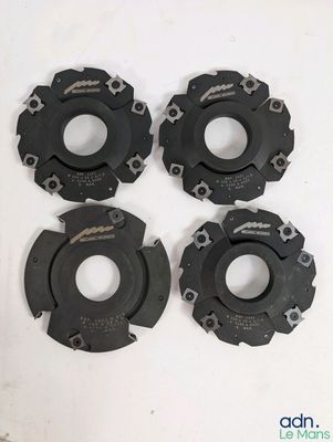 un lot de quatre moyeux de roue posés sur une surface blanche