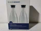 une boîte sur laquelle sont posées deux bouteilles de soda