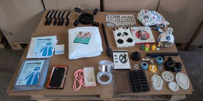 une table sur laquelle se trouvent de nombreux objets