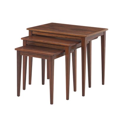 un ensemble de trois tables gigognes en bois sur fond blanc