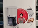 emballage d'une cafetière exposée dans un magasin