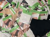 un tas de sous-vêtements par terre, à côté d'une paire de ciseaux