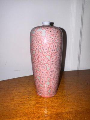 Vase en porcelaine à fond vert pâle, H : 17 cm.