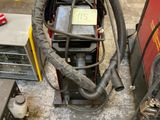 une image d'une machine à souder dans un garage