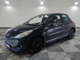 la photo d'une petite voiture garée dans un garage