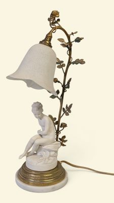 une lampe posée sur une table à côté d'une lampe
