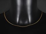 un collier à chaîne en or sur un mannequin mannequin mannequin mannequin mannequin mannequin mannequin mannequin mannequin mannequin