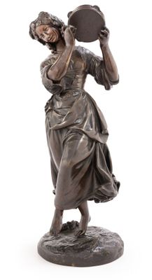 statue en bronze représentant une femme tenant un miroir, sur fond blanc