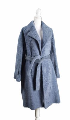 une photo d'un manteau bleu sur un mannequin