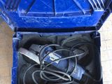 une boîte à outils bleue avec des outils sur le sol
