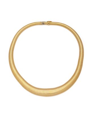 un collier en or sur fond blanc