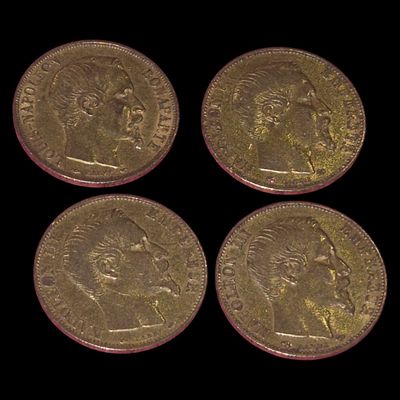 quatre souverains d'or, dont l'un est orné d'une tête et l'autre d'une couronne