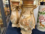 trois vases posés sur une table