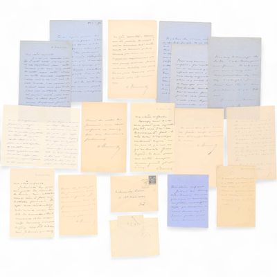 plusieurs feuilles de papier sur lesquelles figurent des inscriptions manuscrites sur un fond blanc