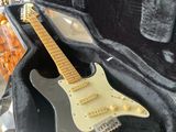 une guitare dans un étui posé sur une table