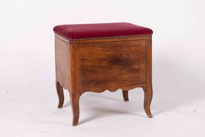 PETIT COFFRE en noyer posant sur quatre pieds légèrement cam…