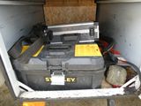 une boîte à outils posée à l'arrière d'un camion