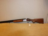 un fusil posé sur une table