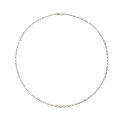 un collier en diamants et en or blanc sur fond blanc