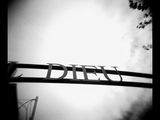 photographie en noir et blanc d'un panneau de signalisation sur lequel figure le mot « diesel »