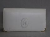 une photo d'un sac à main blanc orné d'un monogramme sur le devant