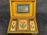 une petite boîte en bois avec une image de fleurs à l'intérieur